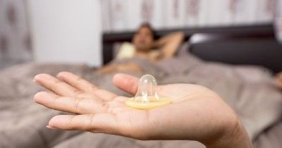 Bolehkah Menggunakan Kondom saat Berhubungan Seks Usai Melahirkan?
