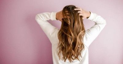 6 Tips Mengatasi Rambut Lepek dan Bau, Catat Ma!