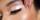 3. Memakai aksen eyeshadow lebih glossy