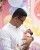 4. Tatapan hangat Papa Arief saat menggendong putrinya