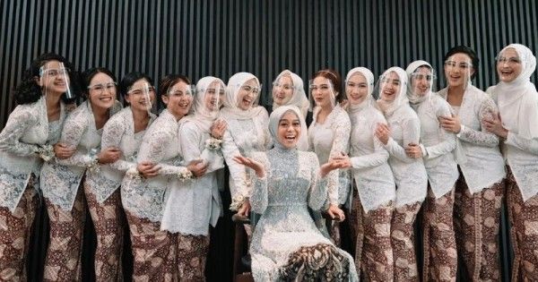 7 Inspirasi Baju Bridesmaid Artis Yang Menikah Di Tahun 2021 Popmama Com