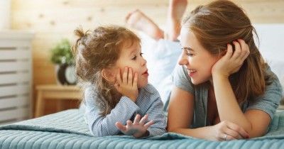 6 Cara Menghadapi Anak yang Suka Bertanya
