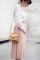 4. Pleated skirt atau rok lipit menawan bikin penampilan Mama tampil lebih manis