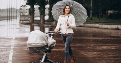4 Hal Harus Diperhatikan saat Mengajak Bayi Keluar Musim Hujan