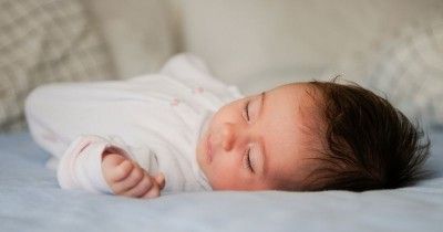 Perlukah Sleep Training untuk Bayi yang Belum Bisa Tidur Sendiri?