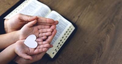 25 Ayat Alkitab Ajari Anak Tentang Cinta Kasih Sesama