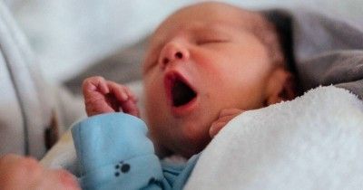 Bayi Baru Lahir Mudah Terkejut, Apakah Ini Normal?