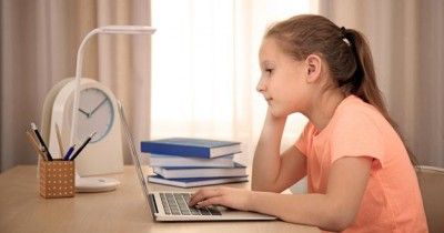 5 Penyakit Akibat Remaja Terlalu Lama Duduk di Depan Komputer