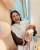 3. Rossa tampak begitu happy saat menggendong Baby Leslar