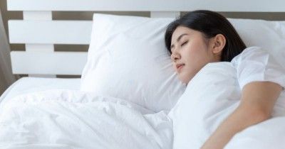 5 Posisi Tidur Mengurangi Mual saat Hamil Muda
