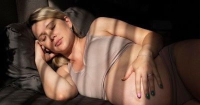 Bolehkah Ibu Hamil Tidur Miring ke Kanan?