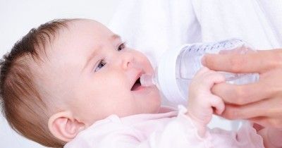 Pada Usia Berapa Bayi Bisa Memegang Botol Susu Sendiri