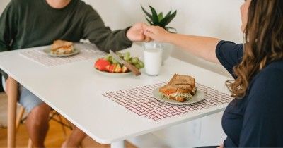 7 Manfaat Slow-Eating Bersama Pasangan