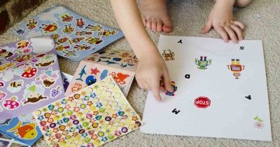 7 Manfaat Penting Bermain Stiker Perkembangan Anak