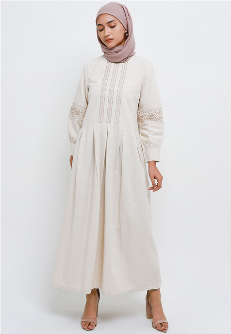 2. Dress putih siluet 1950-an