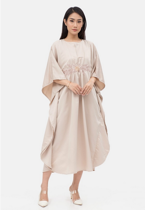 7. Dress kaftan pendek juga dapat menjadi pilihan