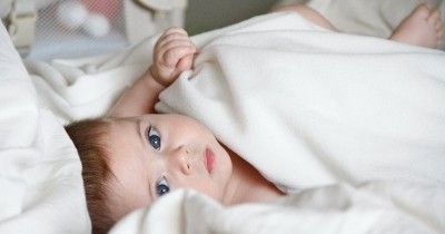 Bayi Laki-Laki Sering Menarik Alat Kelaminnya, Apakah Normal?