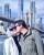 8. Reino Barack mencium pipi Syahrini latar pemandangan Brooklyn Bridge