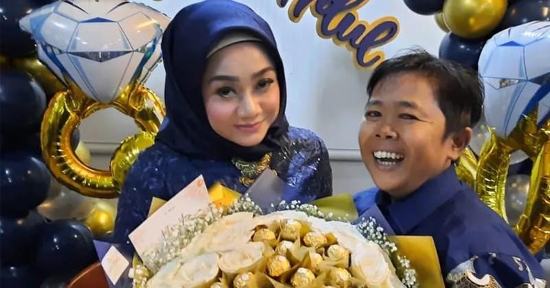 7 Foto Lamaran Komedian Adul Dan Pacar Baru, Nikah Lagi? | Popmama.com