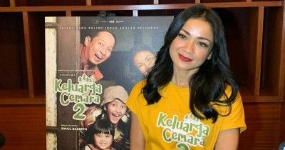 Nirina Zubir Belajar Ilmu Parenting Baru di Film 'Keluarga Cemara 2'
