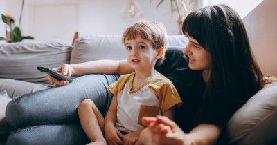 3 Alasan Mengapa Anak Perlu Menonton Sesuai Usia, Orangtua Wajib Tahu