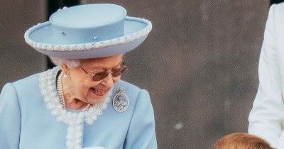 Detail Busana Ratu Elizabeth II dalam Perayaan 70 Tahun Bertakhta