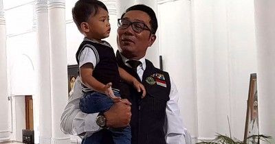 Sambil Membawa Arkana Anak Bungsunya, Ridwan Kamil Kembali Bekerja