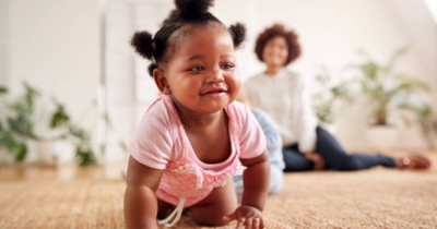 6 Cara Stimulasi Kemampuan Merangkak Bayi Usia 6-9 Bulan 