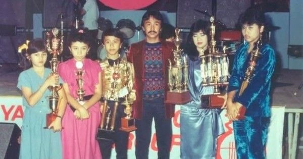 1. Melly Nike juara lomba menyanyi saat kecil