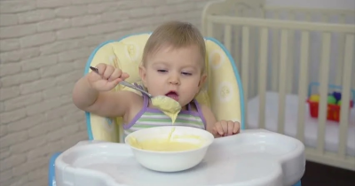 Kenapa Mama Harus Membiarkan Bayi Belajar Makan Sendiri?