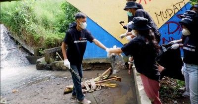 Cegah Siklon Tropis, Anak-Anak Yogyakarta Bersihkan Sungai Code
