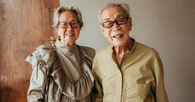 10 Foto Opa Oma Bagio, Bukti Cinta dan Kesetiaan kepada Pasangan