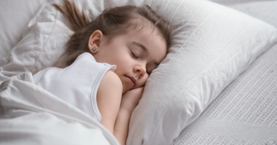 Apakah Aman Bila Anak Balita Tidur dengan Bantal?