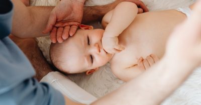 Normalkah jika Bayi Suka Isap Jempol saat Tidur?