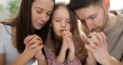 Yuk Ajari Anak Doa Bapa Kami dalam Agama Kristen Maknanya