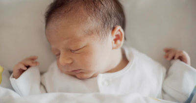 Bayi Berkeringat saat Demam, Apakah Tandanya Akan Sembuh?