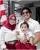 6. Berpose kompak Mama Nur Papata, netizen salah fokus gaya seragam Ameena