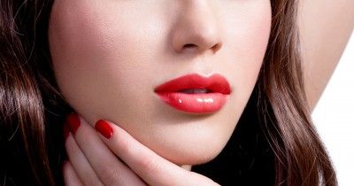 12 Rekomendasi Lipstik Hasil Glossy Tahan Lama