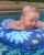 6. Antusias Baby Izz saat diajak berenang pertama kali
