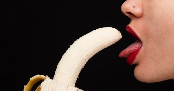 Cara Seksi Memasangkan Kondom ke Penis Pasangan