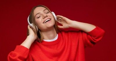 8 Manfaat Mendengarkan Musik saat Melahirkan, Bantu Bikin Rileks!