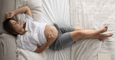 7 Posisi Tidur agar Bayi Tidak Sungsang, Ibu Hamil Harus Tahu!
