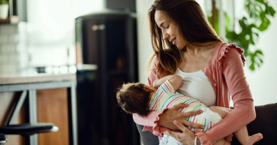 12 Cara Menyusui Bayi Benar, Mama Wajib Tahu
