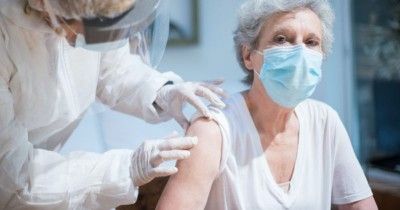 Kemenkes Izinkan Vaksin Booster Kedua untuk Lansia