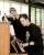6. Bermain musik bersama outfit hitam