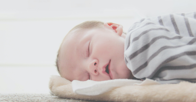 Mana yang Lebih Baik, Bayi Tidur di Sendiri atau dengan Orangtua?