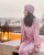 6. Bak perempuan Dubai Raline Shah tampil elegan menggunakan turban.