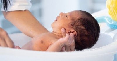 Apakah Bayi Harus Mandi Setiap Hari? Ini Penjelasannya!