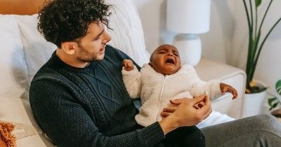 Apakah Normal jika Bayi Tidak Suka Digendong Dipeluk
