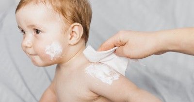 12 Rekomendasi Bedak Gatal Bayi Aman Mudah Dicari